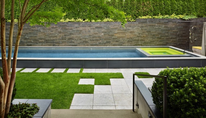 ein Schwimmbad voller Wasser, alles in geometrischen Forme - Gartengestaltung Beispiele