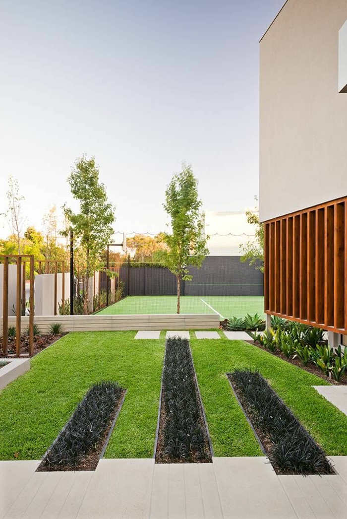 moderner Vorgarten mit gepflegten Rasen und einige Bäume so geometrisch