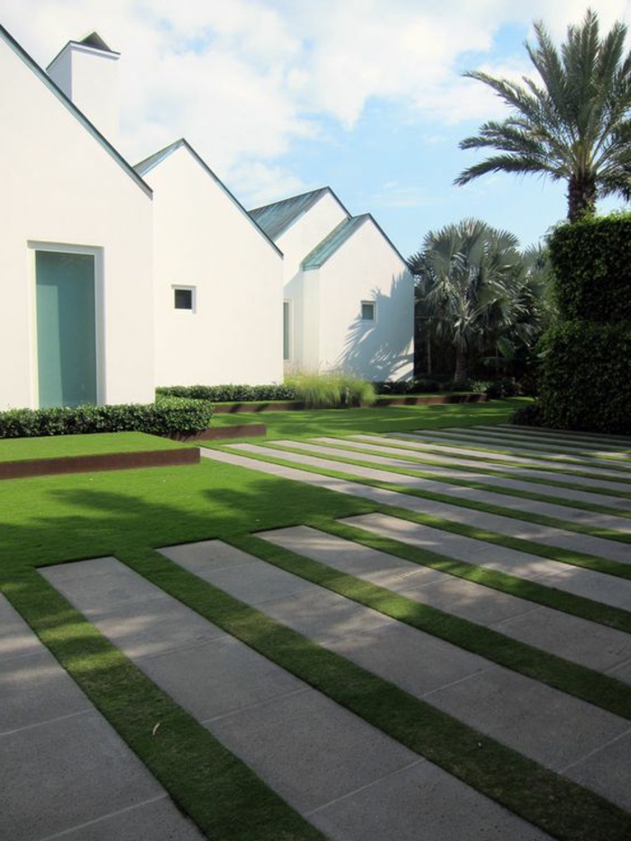eine minimalistischer moderner Vorgarten mit einem geometrisch gemähten Rasem