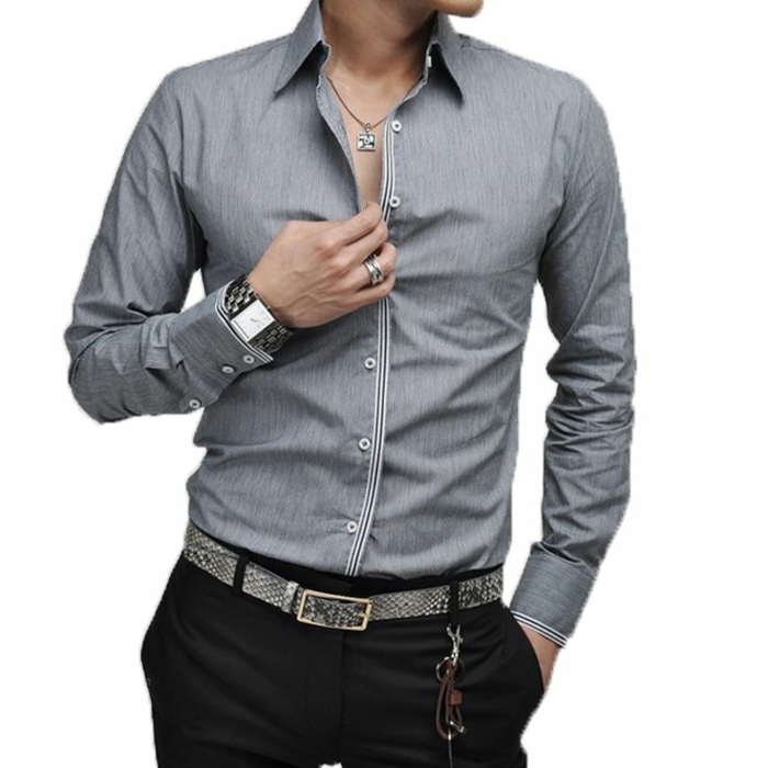 aktuelle Modetrends Männer graues Hemd und modische Accessoires