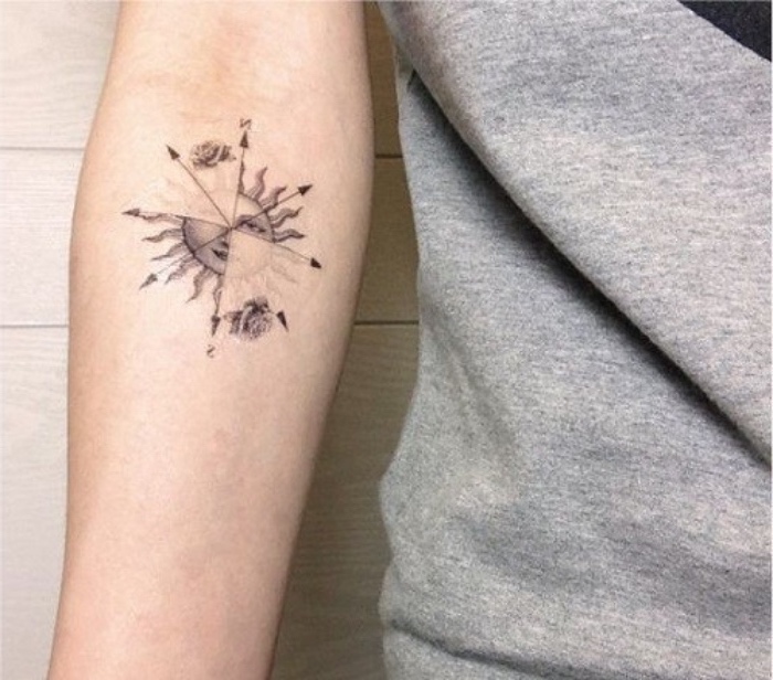 idee für einen schwarzen kleinen tattoo mit einer sonne, zwei schwarze rosen und viele schwarzen pfeilen