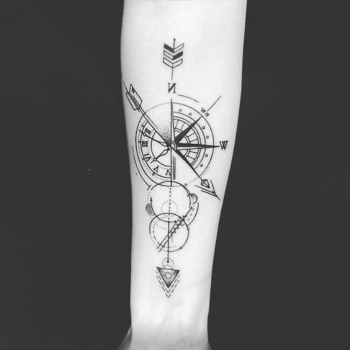 das ist eine idee für einen compass tattoo auf der hand mit einem großen pfeil und einem weißen kompass
