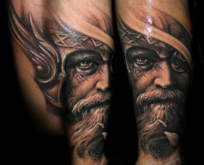 tattoo nordisch, mann, wikiger, helm mit flügeln