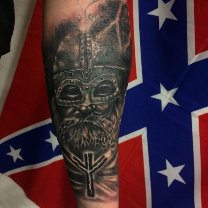 tattoo nordisch, wikinger, mit helm, mann, unterarmtattoo