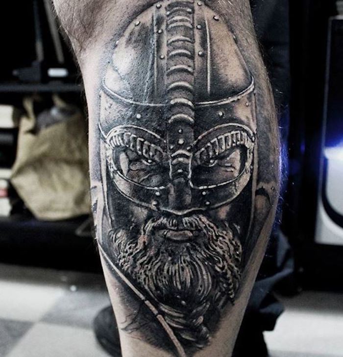 tattoo nordisch, wikinger , helm, bart, bein, beintattoo