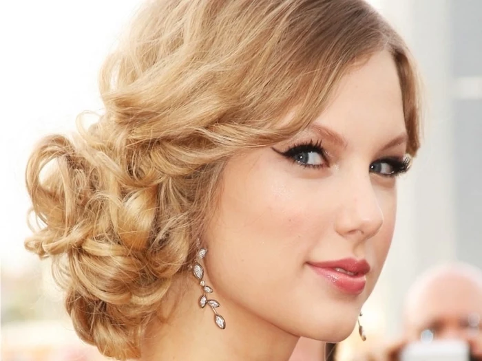 Ombre Look von Taylor Swift sehr verlockendes Blick roter Lippenstift betonte Augen