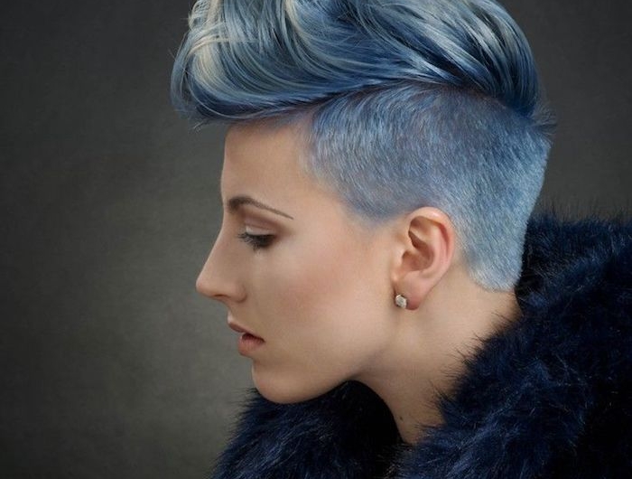 originelle haarschnitte undercut frauen damen mit blauen haaren und flauschigem mante freche frisuren für kurze haare