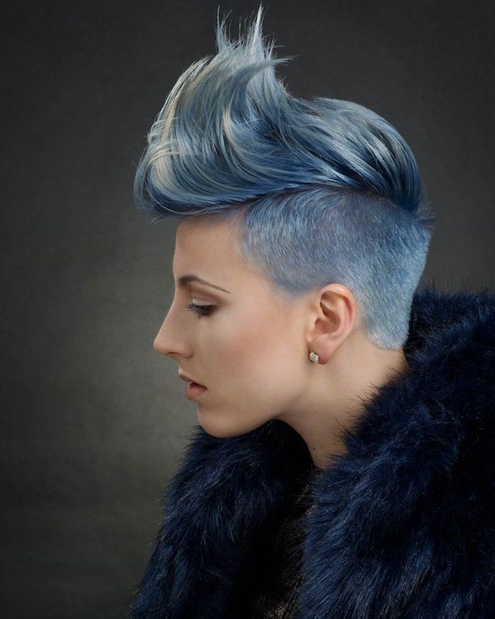 originelle haarschnitte undercut frauen damen mit blauen haaren und flauschigem mante freche frisuren für kurze haare