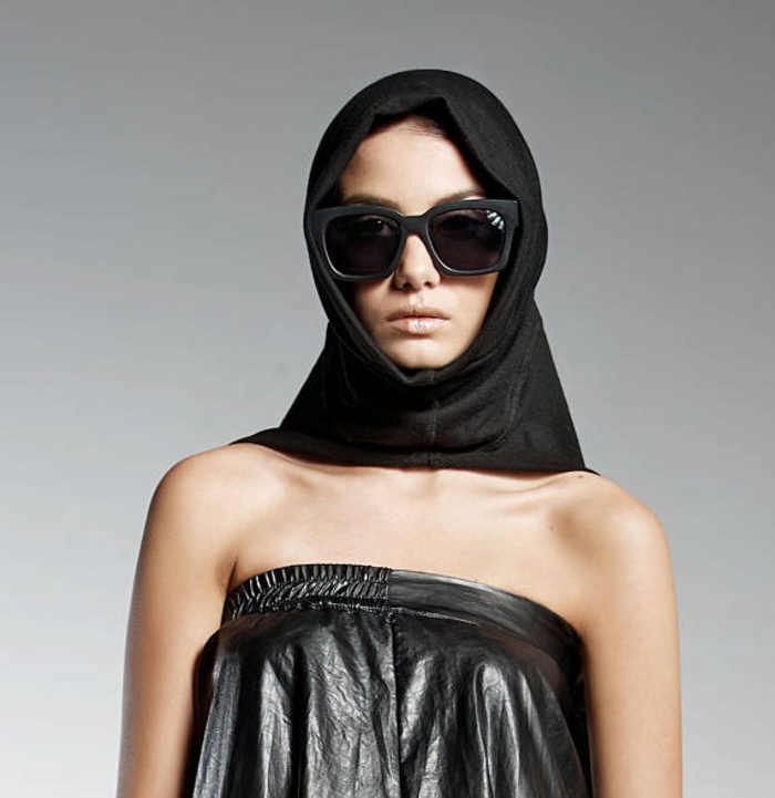Pendari Fashion, schwarze Kapuze, Kleid aus Ökoleder, stilvoll und extravagant