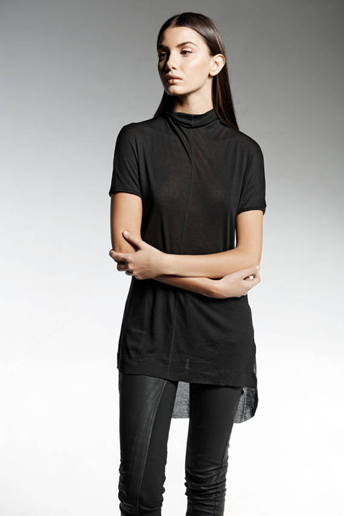Pendari Fashion, Gothic Bluse mit kurzen Ärmeln, kombiniert mit Lederhose, stilvoll wirkend