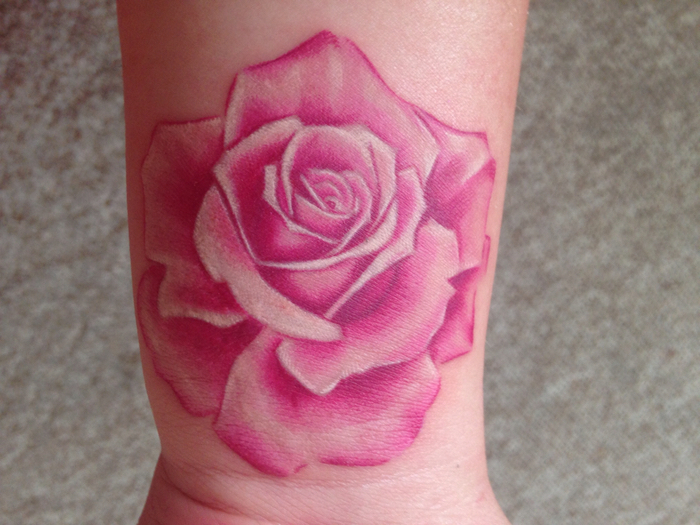 große pinke rose - ier finden sie eine unserer ideen für einen rose tattoo