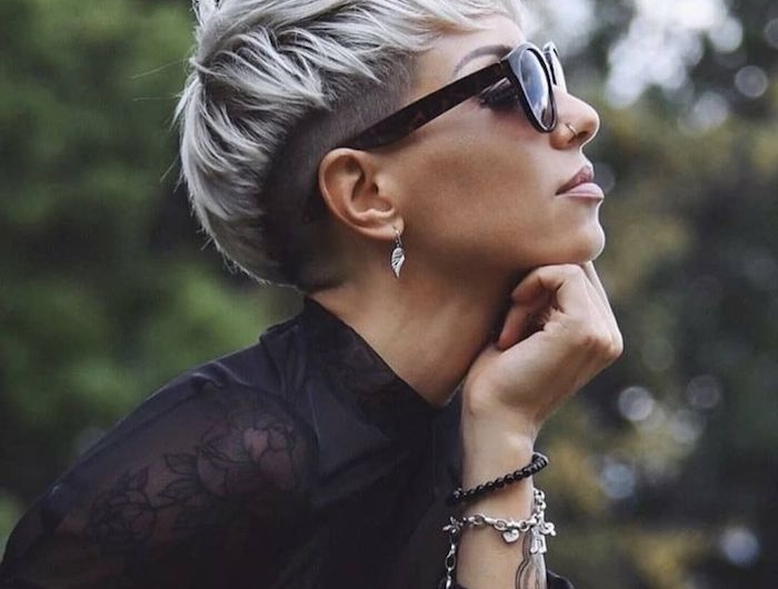 pixi cut blond frisuren für kurze haare damen undercut 2020 schwarze sonnenbrillen stylisches schwarzes outfit accessoires armbände und ohrringe
