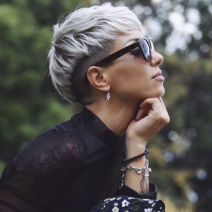 pixi cut blond frisuren für kurze haare damen undercut 2020 schwarze sonnenbrillen stylisches schwarzes outfit accessoires armbände und ohrringe