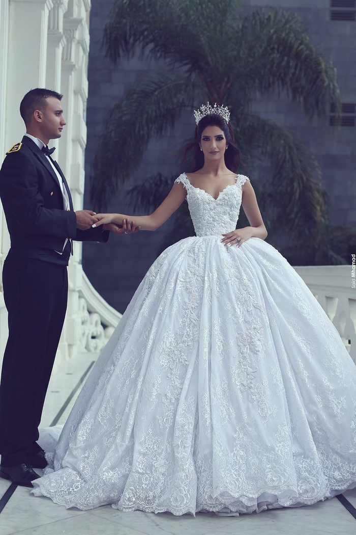 Prinzessinnen Brautkleid, Hochzeitskleid mit V-Ausschnitt und Trägern, bodenlang und weit