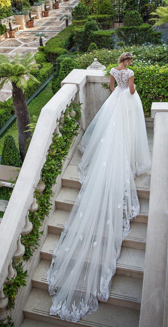 Prinzessinnen Brautkleid mit langer Schleppe, Tüllrock und Spitzen-Oberteil