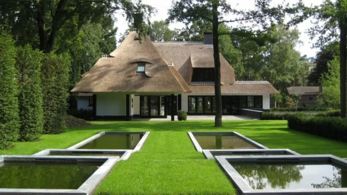 ein bildschönes Haus in Sylt mit einem modenen minimalistischen Vorgarten