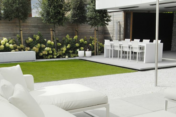Gartenmöbel, mit den man den ganzen Tag draußen verbringen kann -moderner Vorgarten