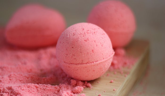 rosa badekugeln selbst machen, backsoda, erdbeeren, diy