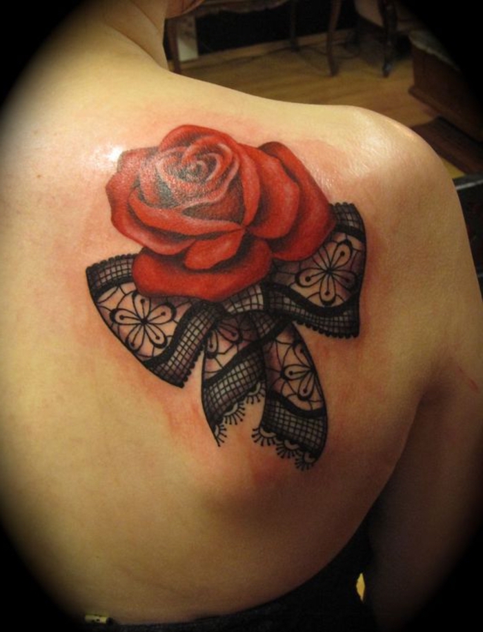 schleife und eine große rote rose - idee für einen roten tattoo auf der schulter einer frau 