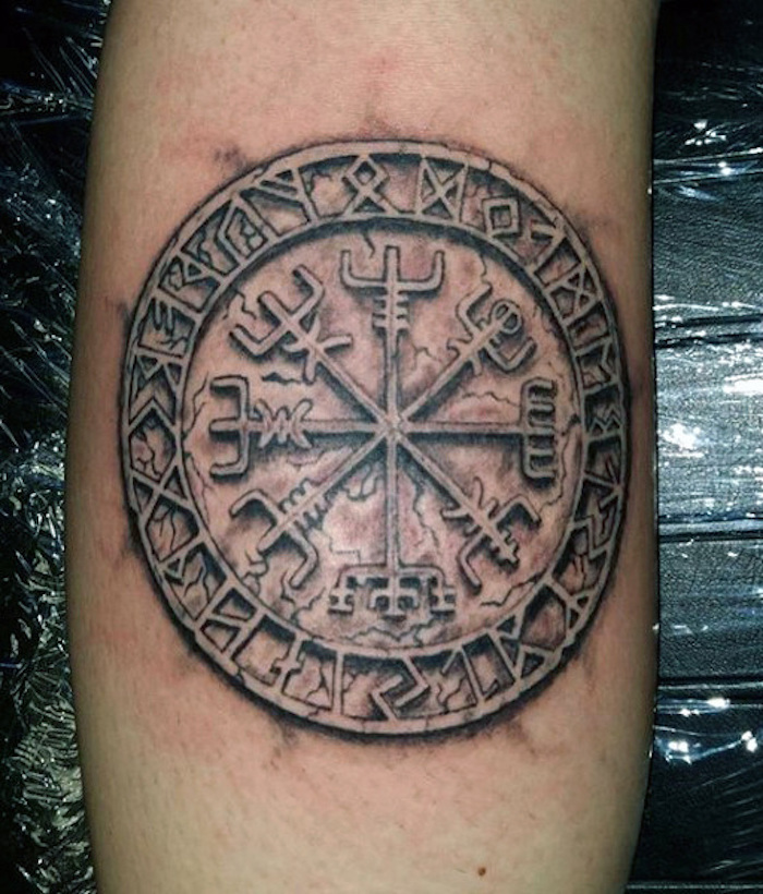 rune tattoos, arm tätowieren, rundes armtattoo in schwarz und grau
