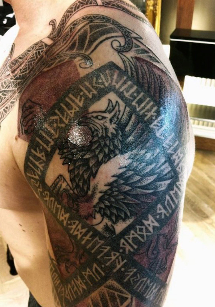 Motive mann brust tattoo Wikinger Tattoo