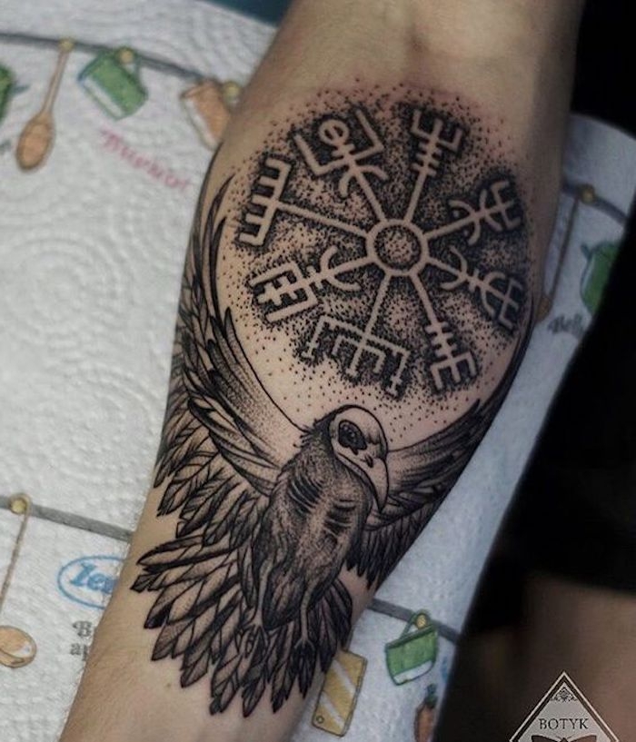 rune tattoos, vogel, kreis, arm, armtattoo in schwarz und grau