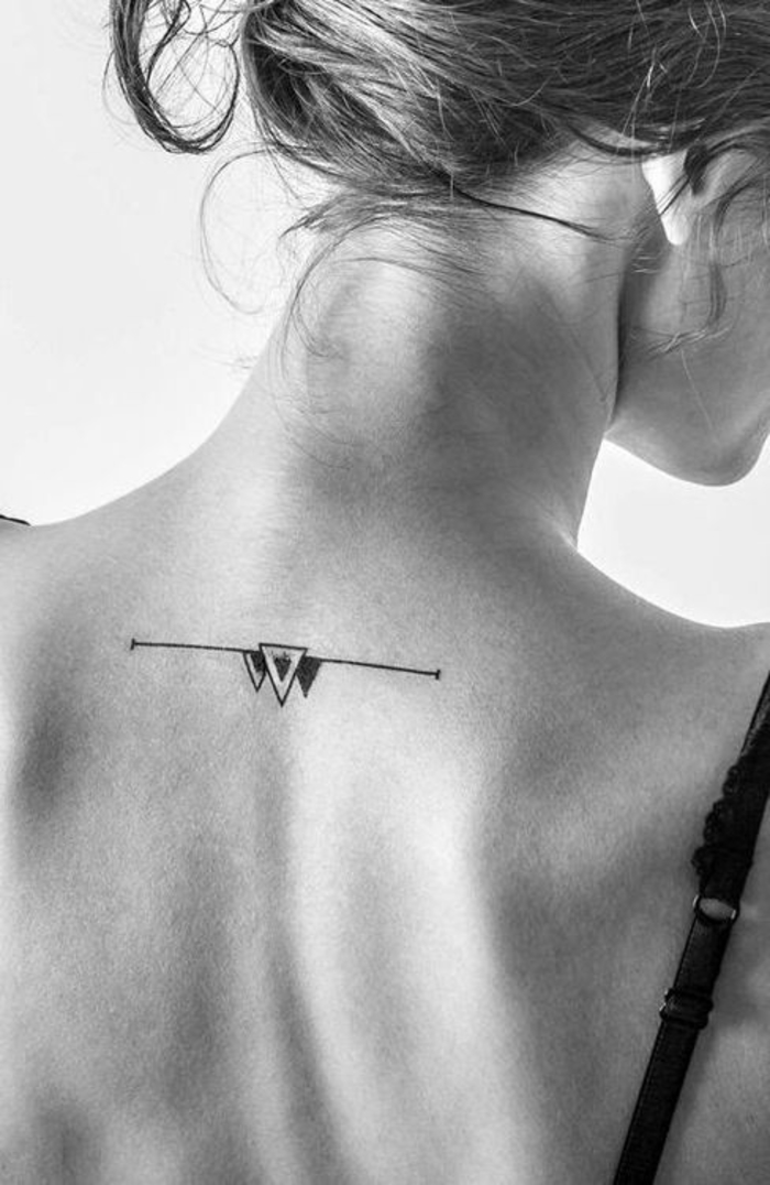 Rücken Tattoo, drei kleine Dreiecke, weibliche Tattoo-Motive für Schulter und Rücken