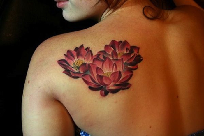 farbiges Tattoo, drei rote Blumen, sich eine Tätowierung am Rücken/an der Schulter stechen lassen