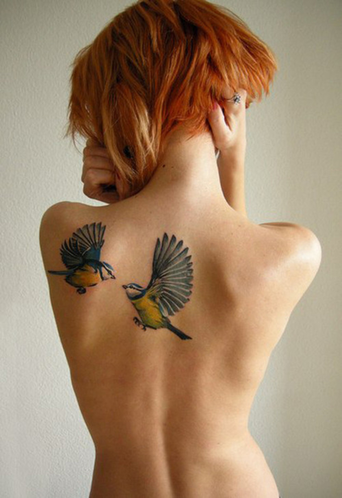 Ideen und Inspiration für farbige Tätowierungen, zwei Vögel, Tattoo am Rücken/an der Schulter