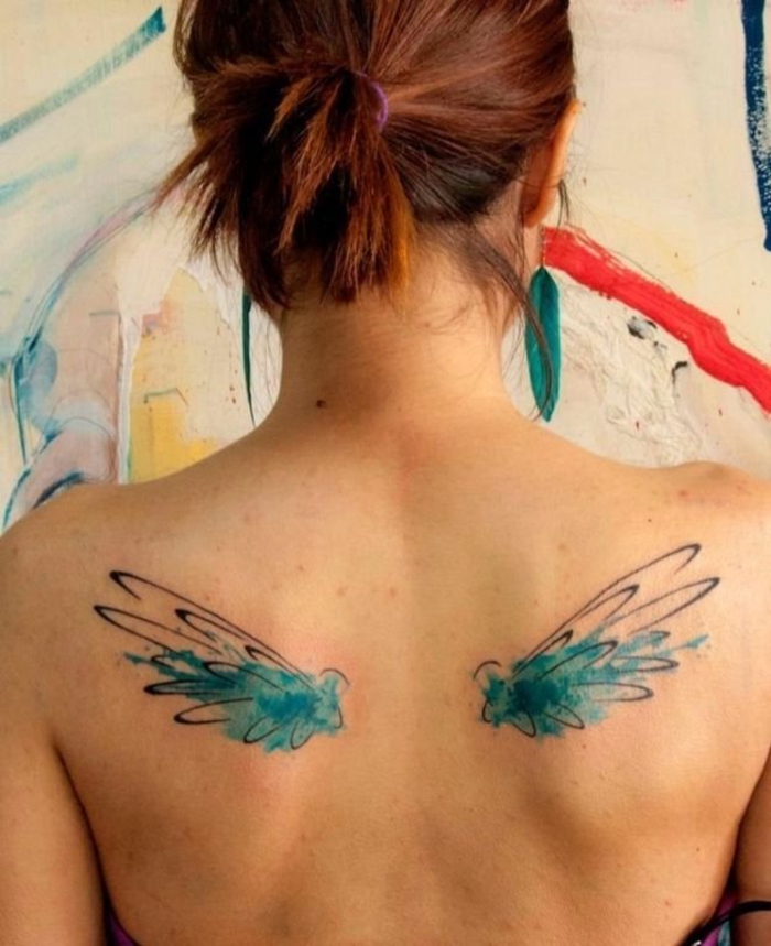 farbiges Tattoo für Frauen, Rücken Tätowierung, kleine Flügeln, schwarz und grün, coole Ideen