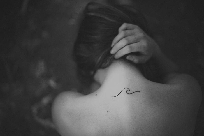 kleines Rücken Tattoo, Welle, für alle, die den Sommer und das Meer lieben, vielfältige Ideen