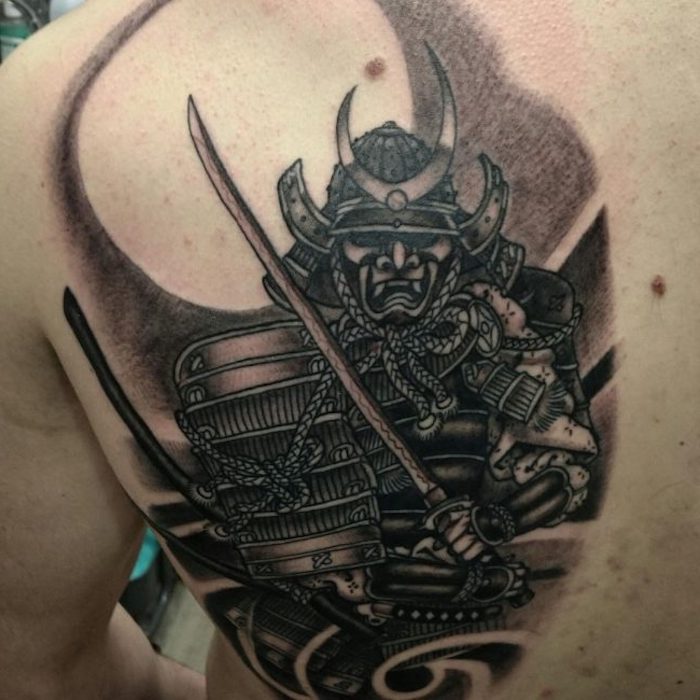 tätowierung in schwarz und grau, katana, samuraischwert, rücken, rückentattoo