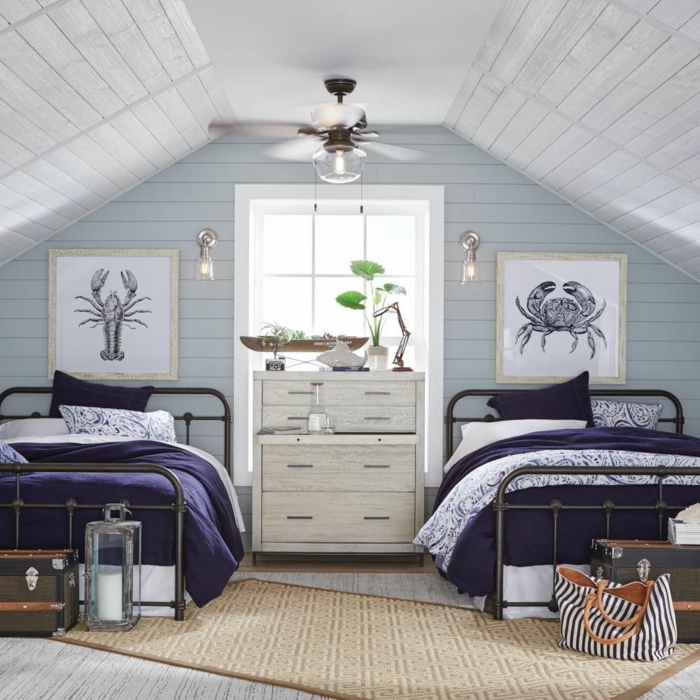 Schlafzimmer mit Dachschräge, maritime Einrichtung, Bilder von Meerestiere, Krabbe und Hummer, weiße Kommode