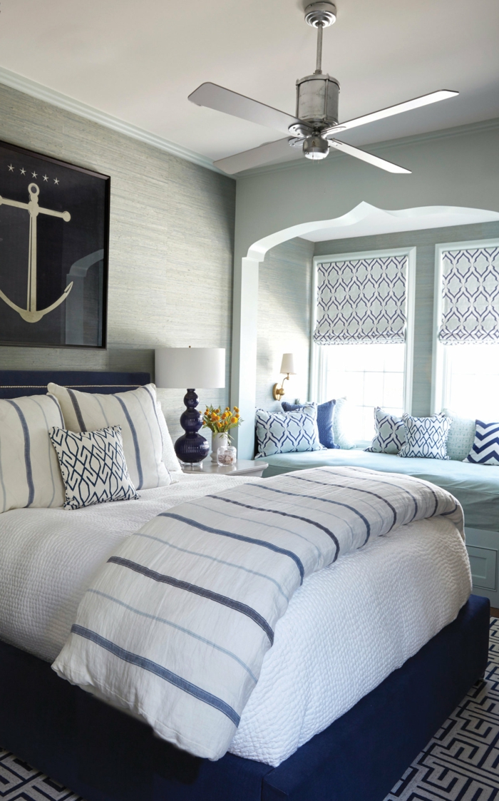 großes Bild von einer Anker, Bett mit weißen Bettwäsche und Kissen mit blauen Streifen, maritime Wanddeko, 