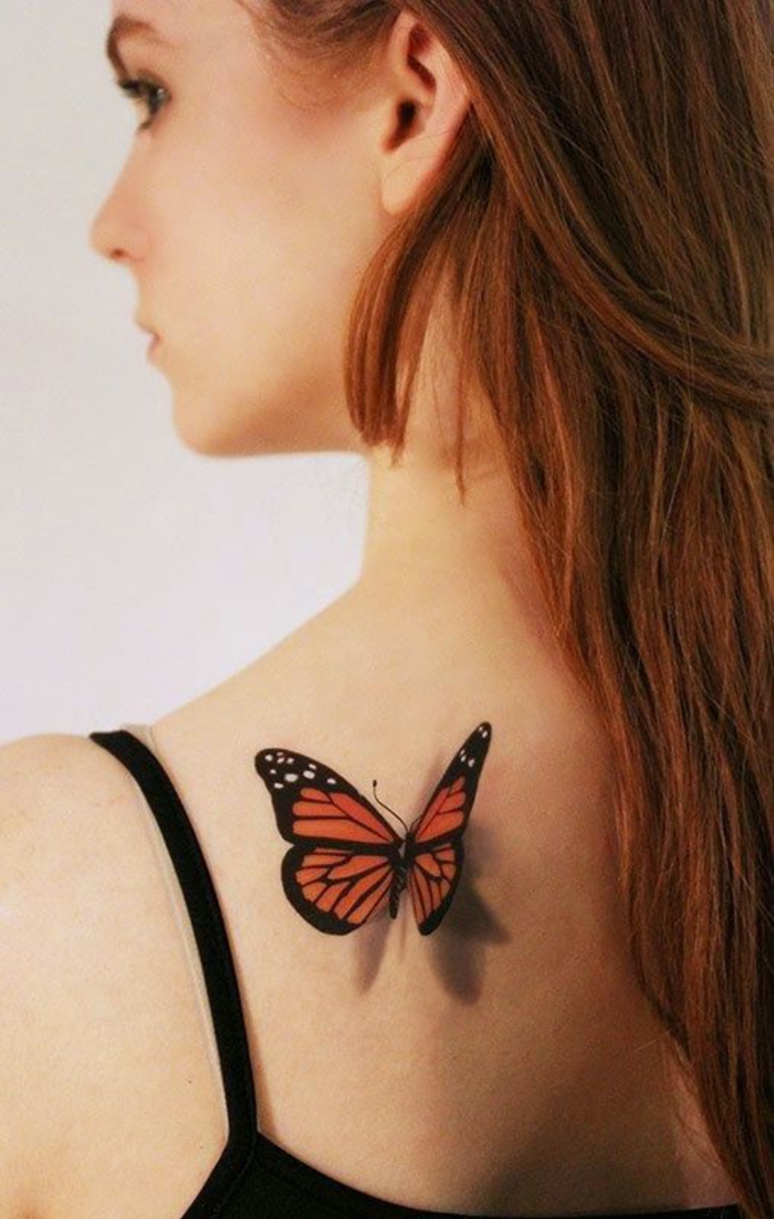 farbiges Tattoo am Rücken, mit Schattierung, Schmetterling, weiblich und beeindruckend 