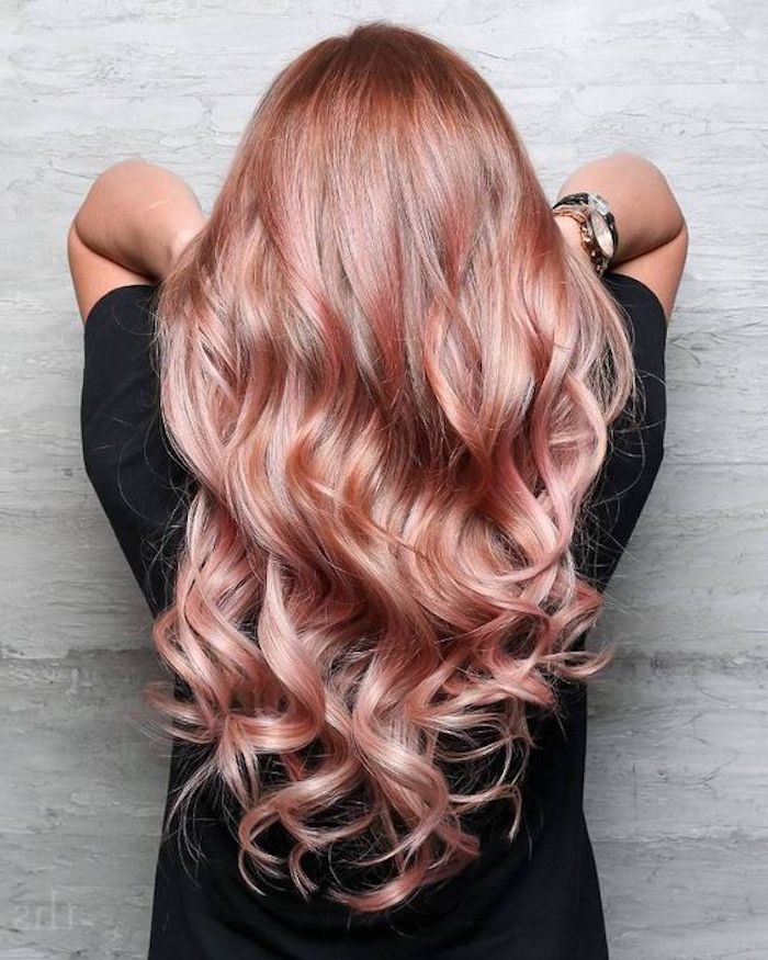 schöne frisuren, schwarzes t-shirt, lange, lockige, rosa haare