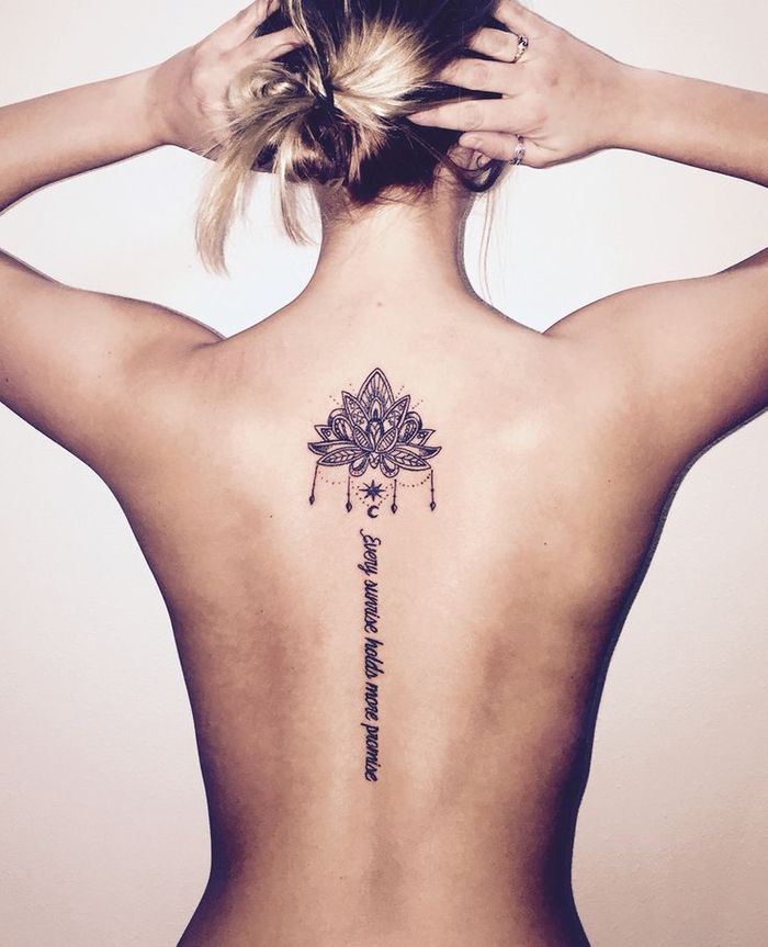 schönes Tattoo für Frauen, Lotus und Handschrift, Rücken Tätowierungen, die effektvoll wirken