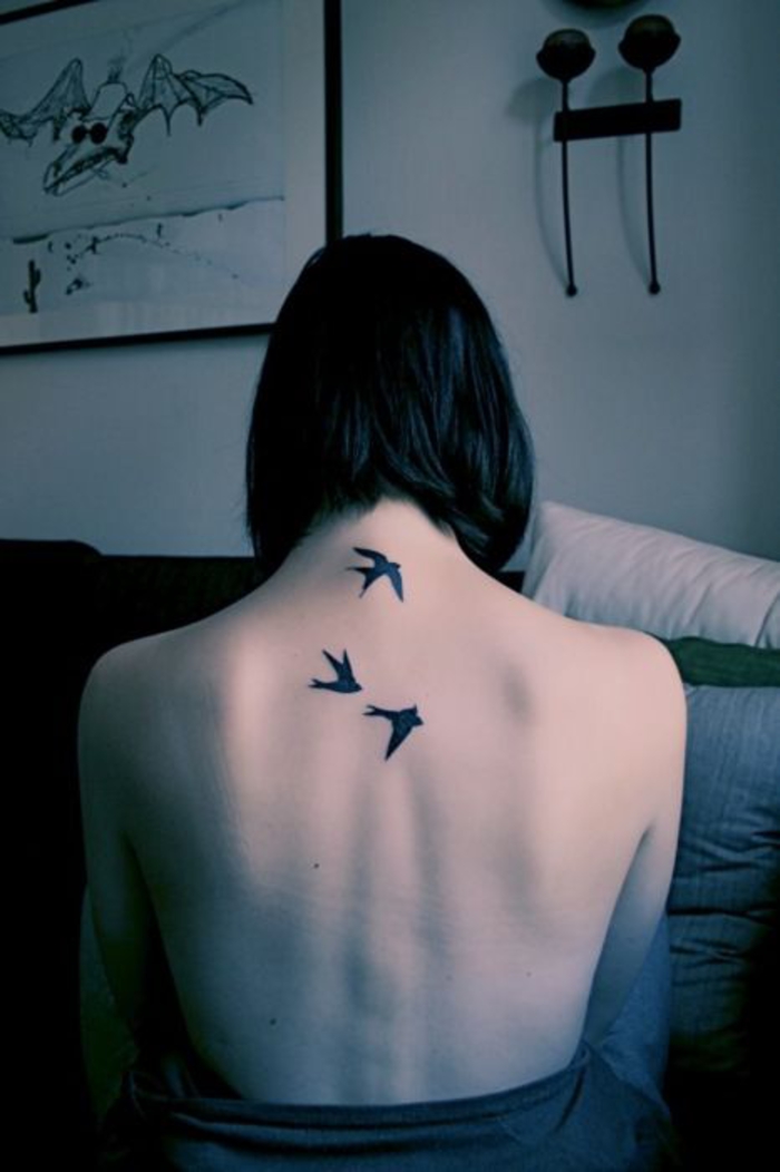 Ideen für Rückentattoos, drei Vögel, weibliche Tattoo-Motive für jeden Geschmack