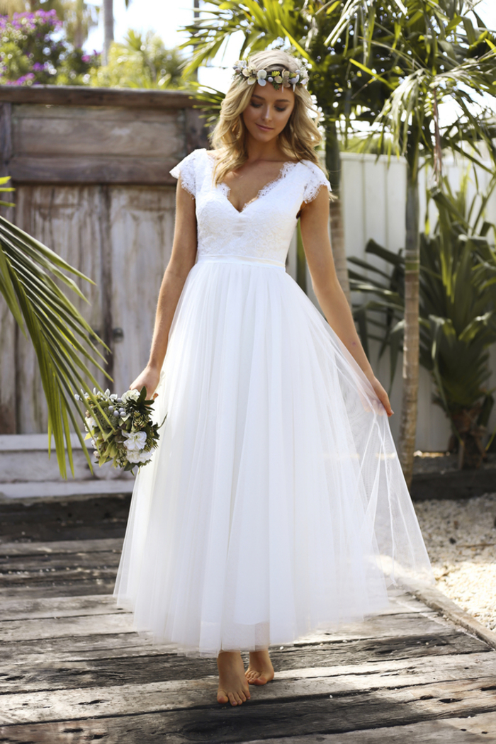Sommer Brautkleid, mit V-Ausschnitt, ärmellos, aus Tüll, in Weiß, schlicht und elegant