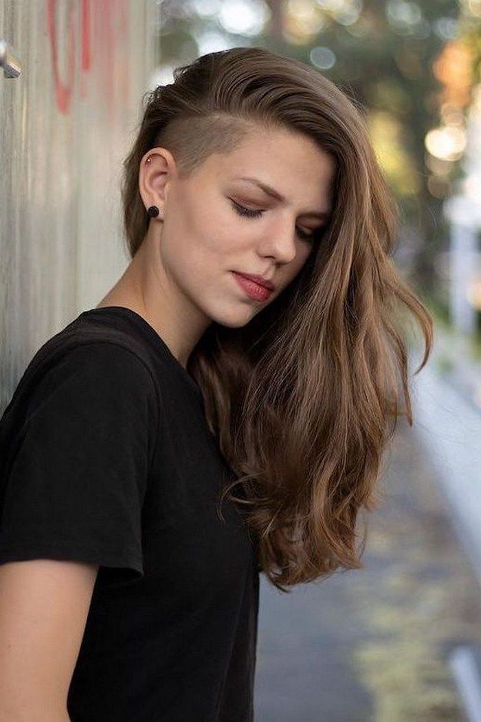 street style lässig schwarzes t shirt braune haare frau undercut damen lange haare originelle ideen für haarschnitte