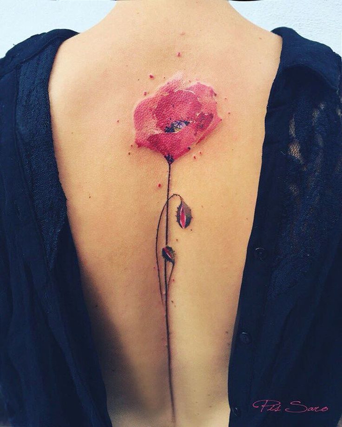 Rücken Tattoo für Frauen, Mohn, rot und schwarz, tiefer Rückenausschnitt, Blumen-Motive
