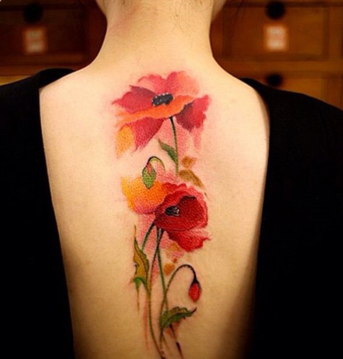 Blumen Tattoos für Frauen, Rücken Tätowierung, tiefer Rückenausschnitt, weibliche Tattoo Motive
