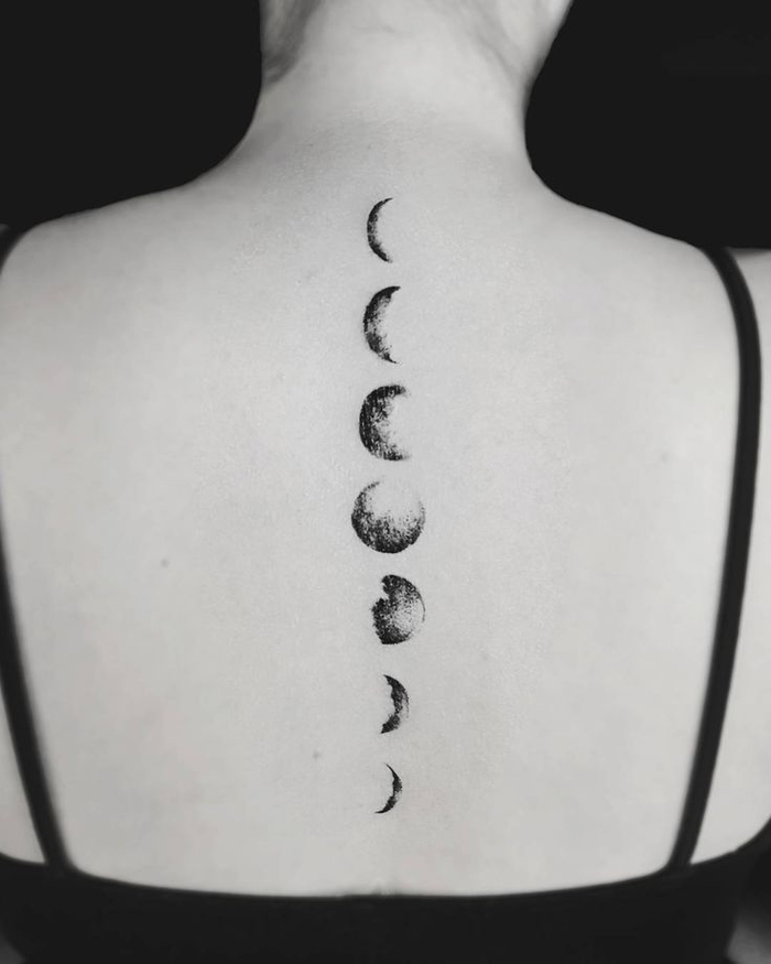 Rücken Tattoo, Mondphasen, weibliche Tattoo-Motive, vielfältige beeindruckende Ideen für Tattoos