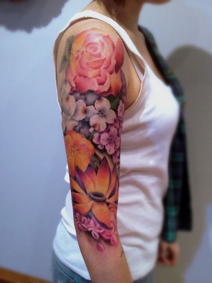 hier finden sie eine idee für einen tattoo mit verschiedenen blumen und einer pinken rose - einer junge frau mit einem unterhemd