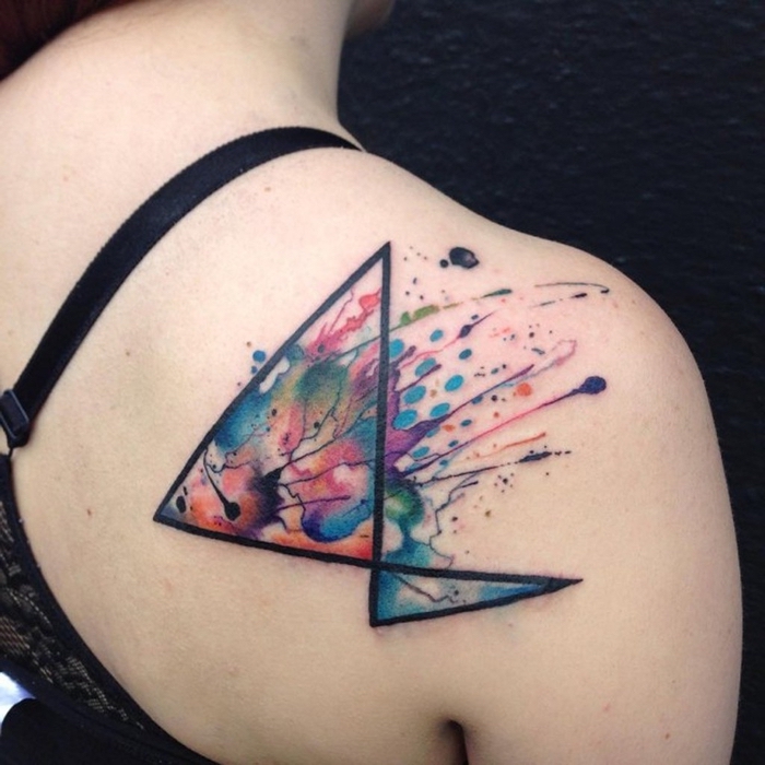 Watercolor Tattoo zwei Dreiecken klein und groß voller verschiedene Farben, draußen auch