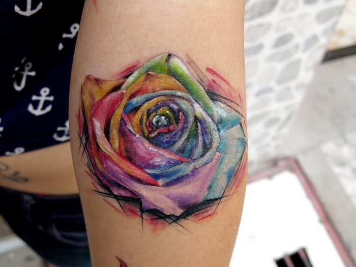 bunte Rose in grellen Farben glänzende Teile Watercolor Tattoo ganz schick 