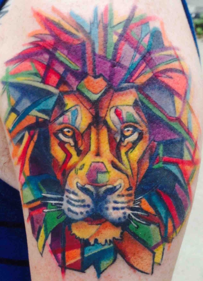 ein Löwe mit Mähne aus geometrischen Formen in viele unterschiedliche Farben Watercolor Tattoo