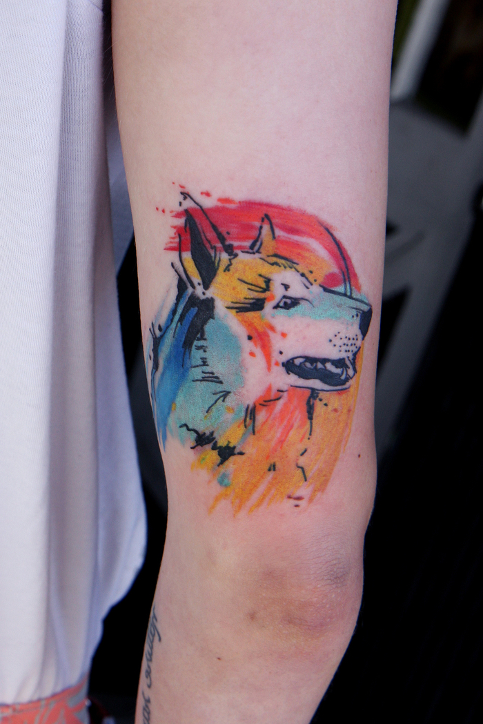 ein Hund von vier Farben umgeben bildschönes Watercolor Tattoo von Haustier