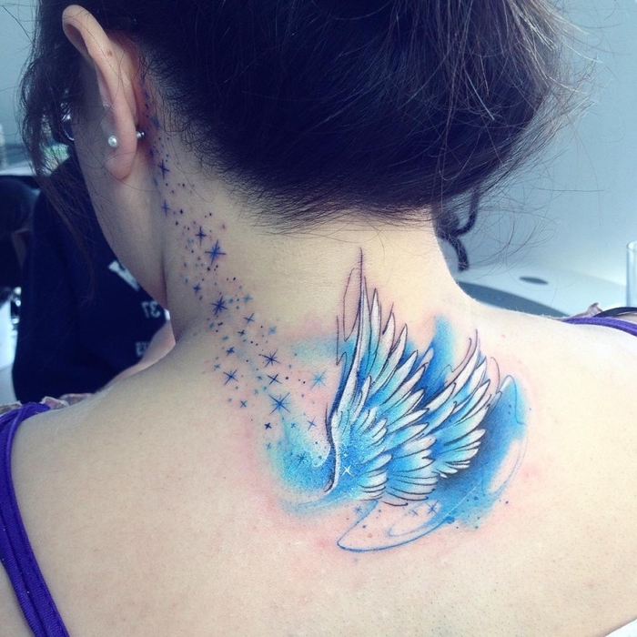 zwei Flügel in blauer und weißer Farbe kleine Sterne Wasserfarben Tattoo
