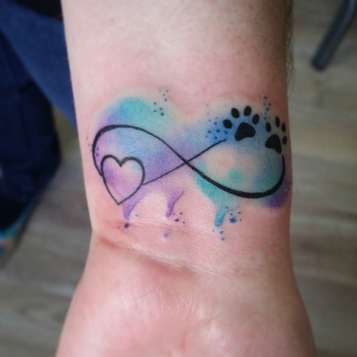 Wasserfarben Tattoo zeigt die ewige Liebe zwischen Haustier und Mensch